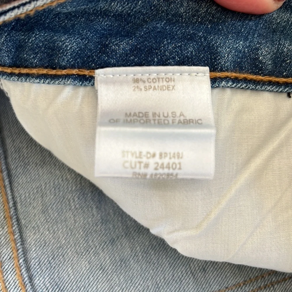 William B size 29 medium wash zipper slit slim straight leg jean. New with tag